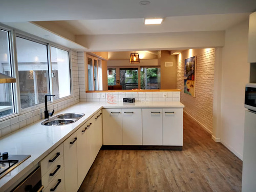 Casa En Alquiler De Verano En Punta Del Este, Zona Playa Mansa Con Parrillero Y Piscina, 5 Dormitorios