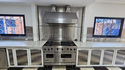 En Venta Impresionante Casa Ubicada En La Urbanización La Floresta 24-27529