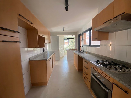 Casa En Venta De 4 Dorm. En Lo Barnechea