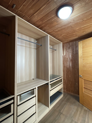 Apartamento En Con Vista Al Mar Y En El Mirador Sur En Venta, Cercano Avenida Anacaona Y Facil Acceso A Sectores Como Cacicazgos, Mirador Norte