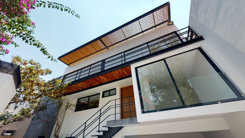 Imagen 2 de 13 de Casa En Exclusiva Calle Cerrada