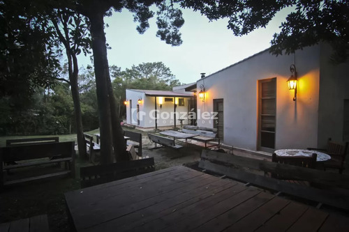 Hermosa Construcción Con Amplio Jardin En Punta Ballena.