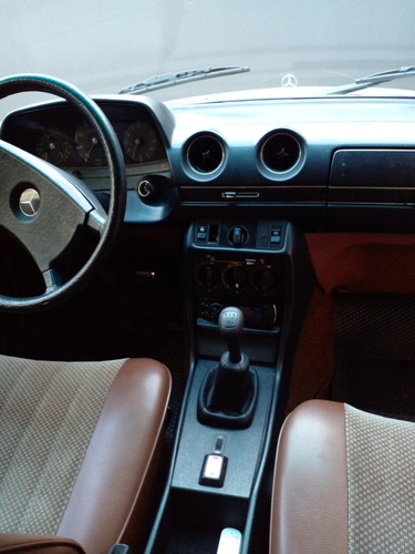 Mercedes Benz 300d. Full