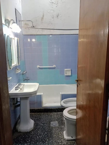 Casa En Venta - 3 Dormitorios 1 Baño - Cochera - 240mts2 - Lanús