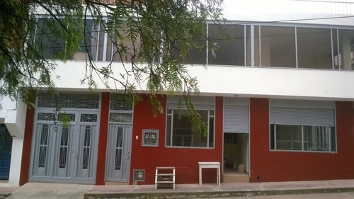 Imagen 1 de 7 de Casa Esquinera De Dos Plantas Con Apartamentos En Los Dos Pisos, Barrio Valles De Cafam.