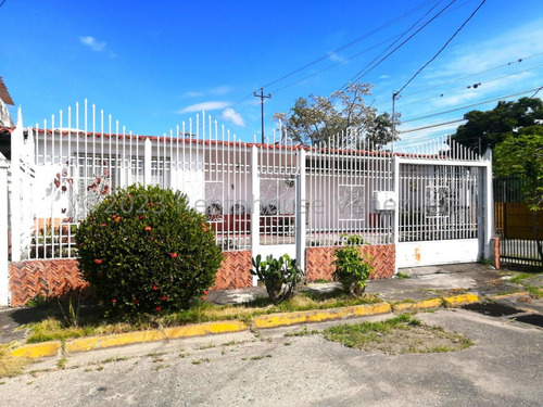 Kl Vende Excelente Casa Con Potencial Comercial En La Urb. Las Mercedes Cabudare #24-15459