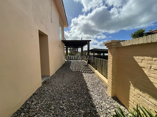 Venta Y Alquiler Casa 4 Dormitorios Con Vista Al Mar En Altos De Punta Piedra