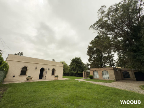 Casa En Venta - 3 Dormitorios 3 Baños - 2.100mts2 - Villa Elisa
