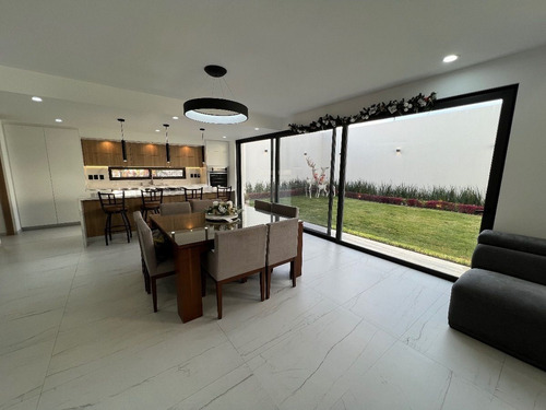Doble Altura, Amplio Jardín, Vapor- La Vista Residencial
