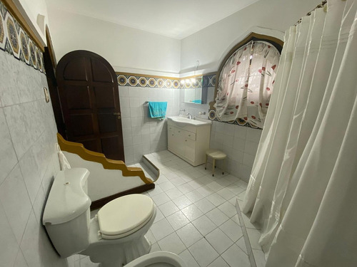 Imagen 12 de 20 de Hermoso Chalet En Venta A Metros Del Centro Comercial