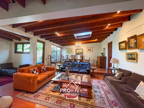 Venta Casa,los Dominicos Las Condes, 4 Dormitorios, Piscina.