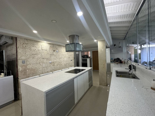 Venta Townhouse Totalmente Amoblado Las Palmas, El Parral Valencia