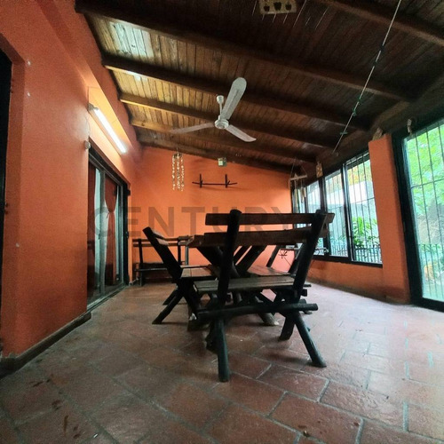 Venta Casa 5 Ambientes - Padua Centro - Con Parque Y Pileta