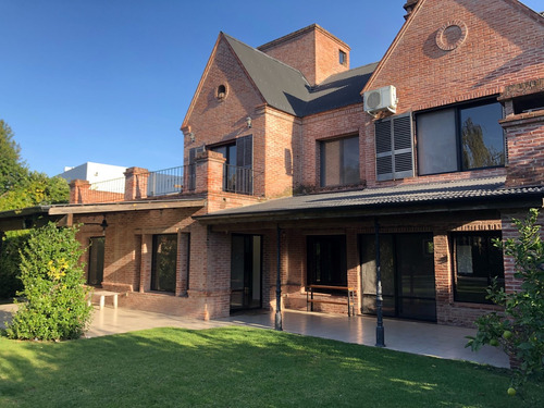 Casa  En Alquiler Ubicado En Santa Barbara, Tigre, G.b.a. Zona Norte