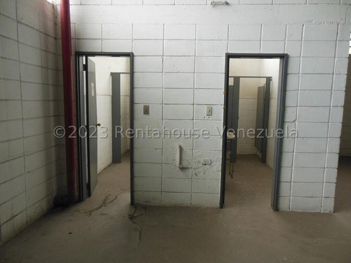 Edificio Industrial Con Mucho Potencial En Venta En La Yaguara Smb 24-10718 Yy