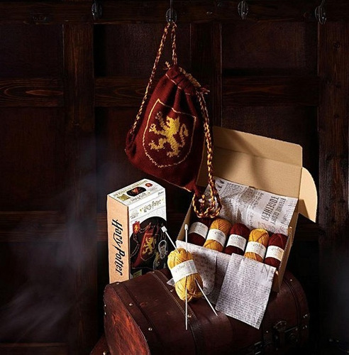 Imagen 3 de 7 de Harry Potter Kit Haz Tu Mochila Gryffindor