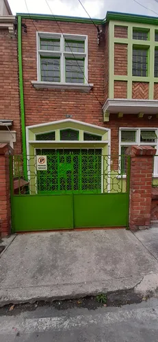 Casa De 3 Pisos Estilo Ingles