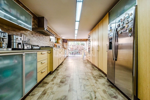 Casa En Venta De 5 Dorm. En Sector La Reserva Chicureo