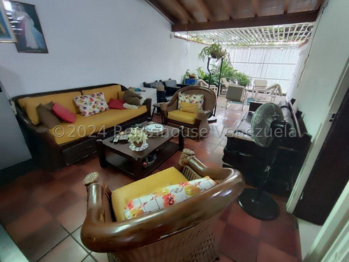 Maria Elena Latouche Te Ofrece En Alquiler Casa Quinta.cuenta Con Planta Electrica Y Excelente Ubicacion. Mels 25-464