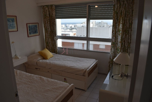 Cerca De La Zona Del Puerto Con Amplio Living Comedor- Ref: 5707