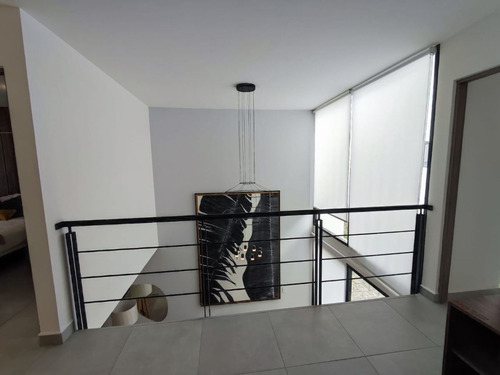 Casa En Venta Entre El Refugio Y Zibata, Doble Altura, 3 Recamaras, 3.5 Baños