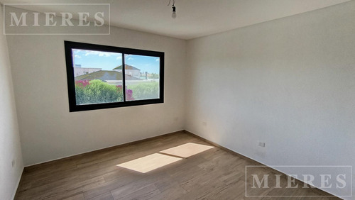 Casa En Venta Sobre Lote Interno En Barrio Ceibos Puertos
