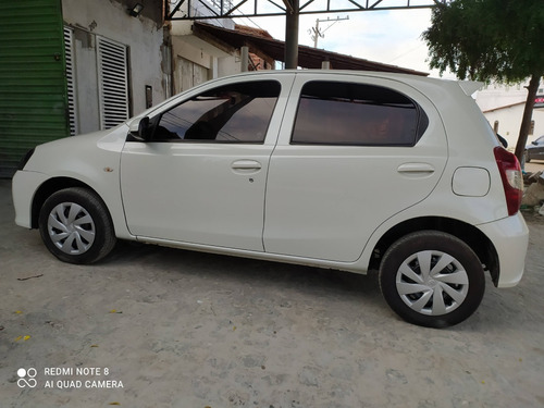 Imagem 8 de 9 de Toyota Etios