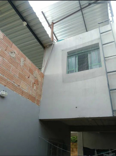 Casa De 02 Quartos E 02 Banheiros.