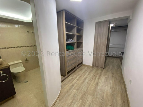 Se Vende Hermoso Y Amplio Apartamento De 3 Niveles En La Urbina. 23-11257jl