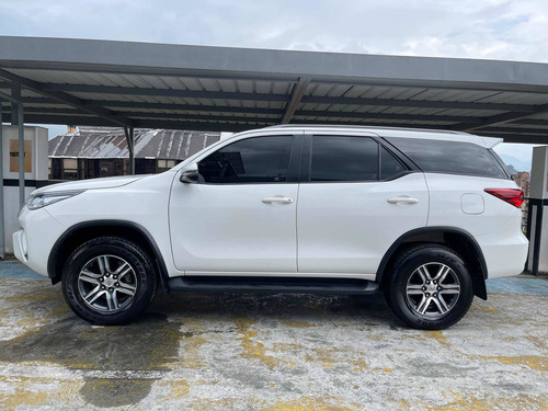 Imagen 3 de 11 de Toyota Fortuner 2018 2.7l