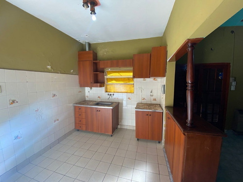 Imagen 7 de 17 de En Venta Casa 3 Amb Con Gge P/ 2 Autos, Amplio Fondo Libre, Terraza Y Local En Lanus (136)