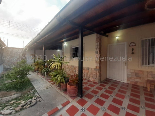 Casa En Venta Urb La Fontana, Av Aragua. Maracay 23-23026 Hc