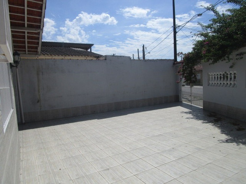 Excelente Casa, Isolada, Com Edícula, Espaço Para Piscina. Há 300 Metros Da Praia!