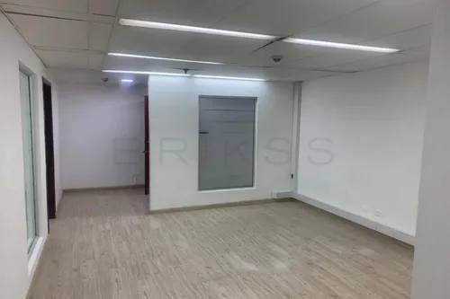 Oficina En Arriendo/venta En Chico Norte. Cod V5945