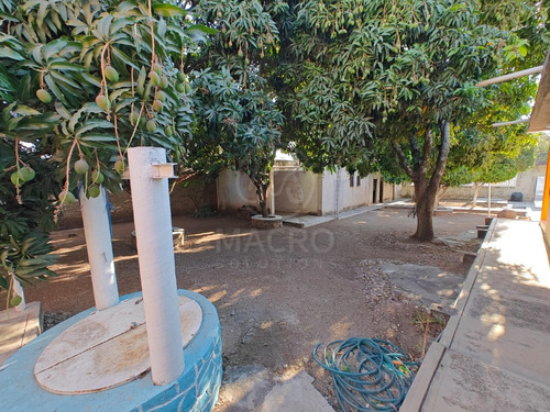 Casa En Venta En Col. Juan Morales Con Amplio Jardín Ideal Para Inversión