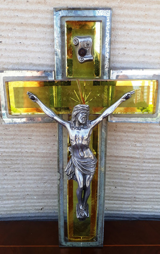 Crucifijo Antiguo Vidrio Color Con Cristo En Metal Plateado
