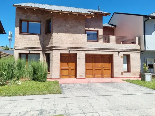 Casa De 5 Ambientes. Nueva En Esquel. Excelente Estado. - foto 1