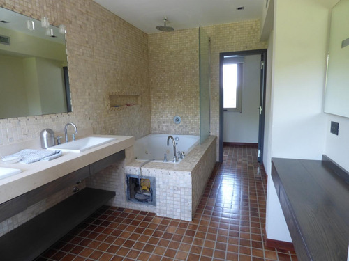 Casa En Venta City Bell Calle 24 E/ 476 Y 477 - Dacal Bienes Raices