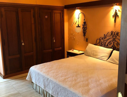 Imponente Casa De Estilo En Alvear Y Mendoza