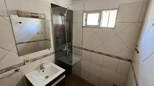 Ml Propiedades Alquila, Excelente Casa ,estilo Chalet Clásico De Dos Aguas, 2 Dormitorios, Jardín, Fondito, Calefactor Alto Rendimiento, A Pasos De Giannattasio.