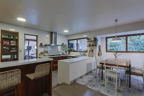 Estupenda Casa Remodelada En Vitacura, Excelente Ubicación.