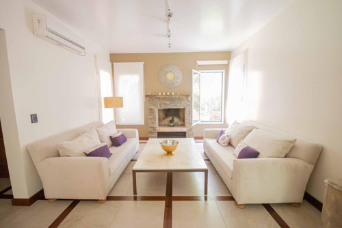 Casa De 5 Ambientes Con Dependencia De Servicio En Venta, En Martínez.