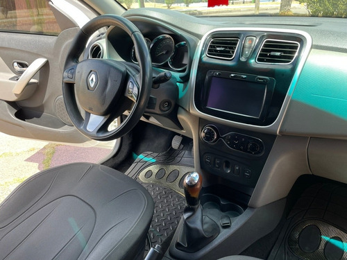 Imagen 15 de 18 de Renault Logan 2015 1.6 Privilége (( Gl Motors )) Financiamos