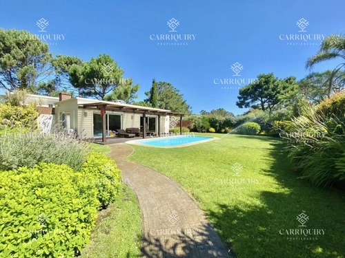 Excelente Casa De 4 Dormitorios, Piscina Climatizada Y Barbacoa En Pinares, Punta Del Este