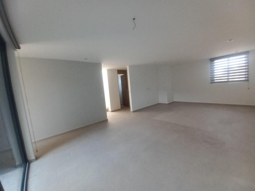 Casa En Venta En El Refugio, 3 Recámaras, 2.5 Baños, Alberca, 2 Autos, Lujo!