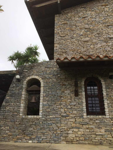 Hermosa Quinta Con Bella Arquitectura En La Lagunita