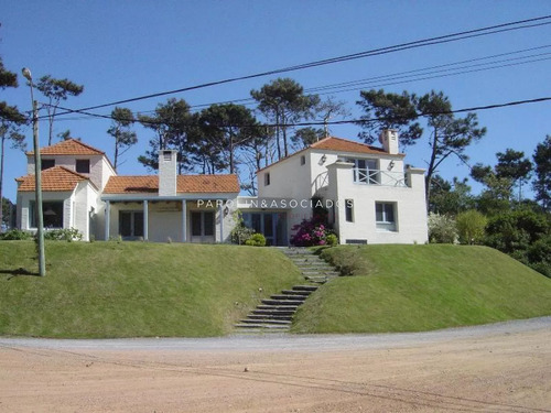 Venta De Casa De 4 Dormitorios, Montoya-punta Del Este.