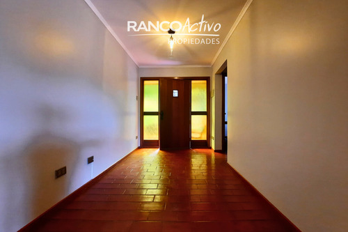 Hermosa Casa Con Amplios Espacios Y Entorno Natural. 4d, 3b