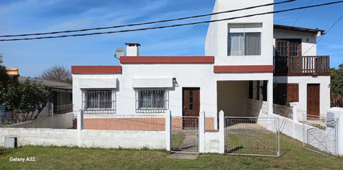 Inmobiliaria Costa Azul Vende Una Linda Casa Muy Cerca De La Playa De Costa Azul , De Tres Dormitorios Y Dos Baños.