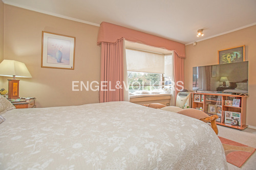 Casa En Venta San Carlos De Apoquindo, Tranquila Calle